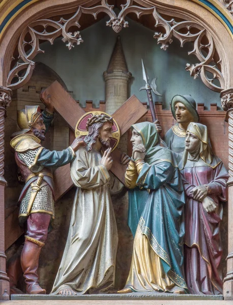 MECHELEN, BÉLGICA - 14 de junio de 2014: Estatuas de escena talladas Jesús se encuentra con su madre en el nuevo altar lateral gótico de la iglesia Nuestra Señora al otro lado de Dyle . — Foto de Stock