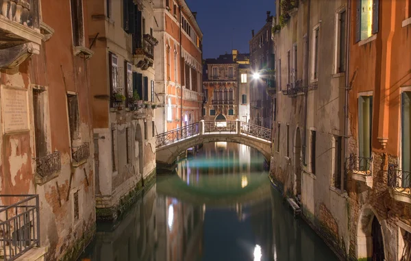 Venedig - titta canal i skymningen nära centrum av staden — Stockfoto