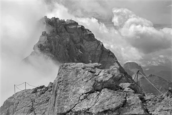 Alpy - watzmann (2713) vrcholu v oblaku ze summitu hocheck (2651). — Stock fotografie