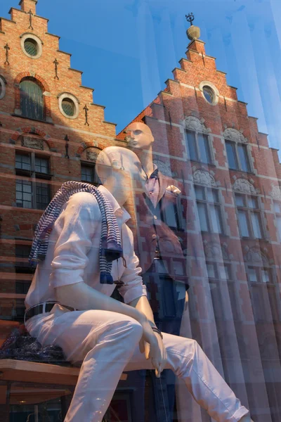 BRUGES, BELGIUM - 11 IUNIE 2014: Figurina din fereastră și oglinda caselor tipice din cărămidă . — Fotografie, imagine de stoc