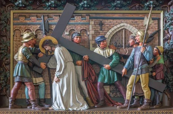 BRUGES, BÉLGICA - 13 DE JUNIO DE 2014: Simón de Cirene ayuda a Jesús a llevar su cruz. Relieve en la iglesia de San Gil (San Gilliskerk) como parte del ciclo de la Pasión de Cristo . —  Fotos de Stock