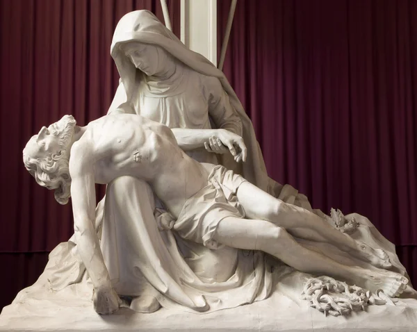 MECHELEN, BÉLGICA - 14 DE JUNIO DE 2014: La estatua de Pieta en la iglesia de Santa Catalina o Katharinakerk . — Foto de Stock