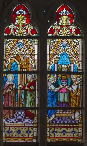 BRUGES, BELGIQUE - 12 JUIN 2014 : Scènes La Présentation de Jésus dans le Temple et Le Moïse sauvé du Nil St Joseph sur windwopane dans l'église St Jacobs (Jakobskerk) par J. Dobbelare (1901 ). — Photo