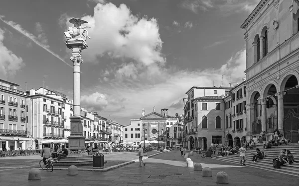 Padwa, Włochy - zm. 10 września 2014: plac piazza dei signori i st. znak kolumna z kościoła san clemente w tle. — Zdjęcie stockowe