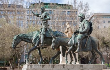 Madrid - 10 Mart: cervantes memorial heykeltıraş lorenzo coullaut valera (1925-1930) üzerinde 10 Mart 2013 Madrid plaza espana tarafından don Kişot ve sancho panza heykeli