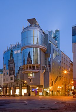 Vienna, Avusturya - Haziran 4, 2011: Modern bina formu st. Stephen kare (Stephansplatz) gece karanlığında.