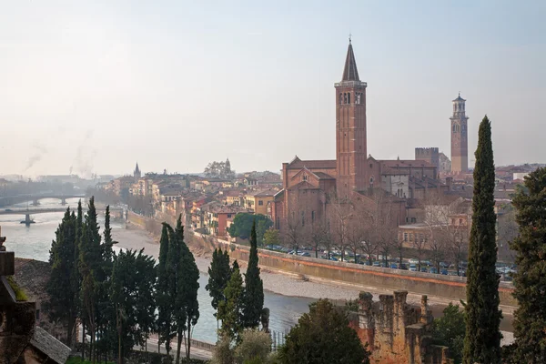 Verona - kilátások a Castel san Pietro téli reggel — Stock Fotó