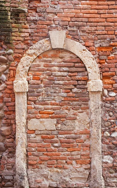 Ommuurde deur van oude huis in Verona — Stockfoto