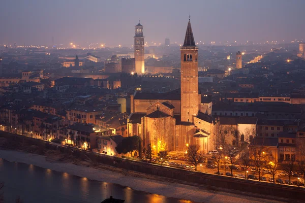 Verona - Outlook z Castel san Pietro v zimě večer do kostela Santa Anastasia — Stock fotografie