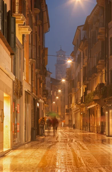 Verona - Via Giuseppe Mazzini no anoitecer de inverno e chuva — Fotografia de Stock