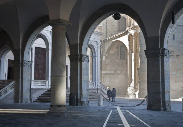 Bergamo - rays betwin Duomo and cathedral under arch in upper town — Stock Photo, Image