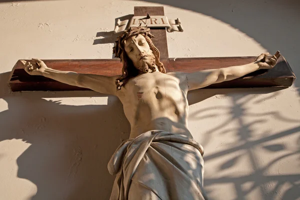 Jesus på korset i vestibulen för kyrkan i Wien — Stockfoto