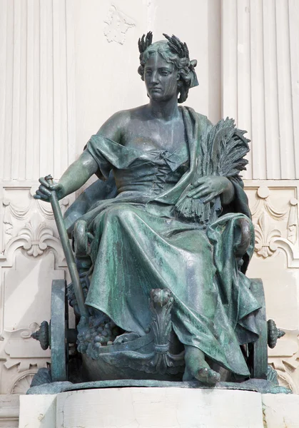 Madrid Estatua al lado del Monumento de Alfonso XII en el Parque del Buen Retiro por el arquitecto José Grases Riera desde el año 1902 hasta el 9 de marzo de 2013 en España . —  Fotos de Stock