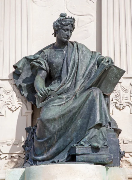 Madrid Estatua al lado del Monumento de Alfonso XII en el Parque del Buen Retiro por el arquitecto José Grases Riera desde el año 1902 hasta el 9 de marzo de 2013 en España . —  Fotos de Stock