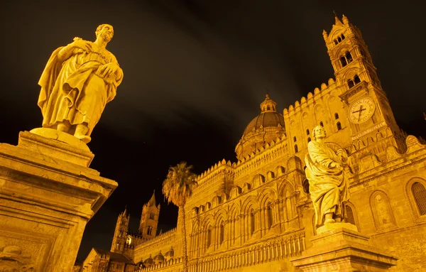 Palermo - South portal of Cathedral or Duomo and statue of st. Proculus at night — Stock Photo, Image