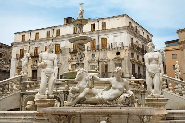 Palermo - florentské kašna na náměstí piazza pretoria — Stock fotografie