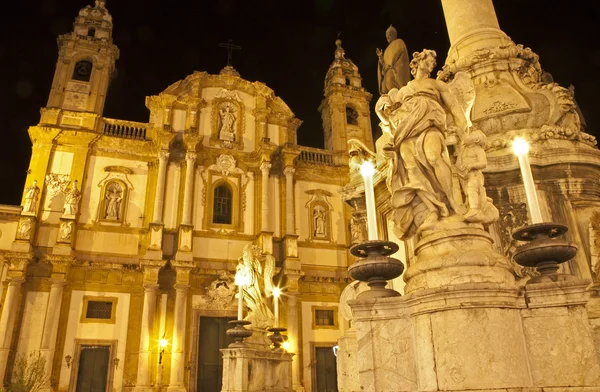 Palermo - San Domenico - Iglesia de Santo Domingo y columna barroca por la noche —  Fotos de Stock