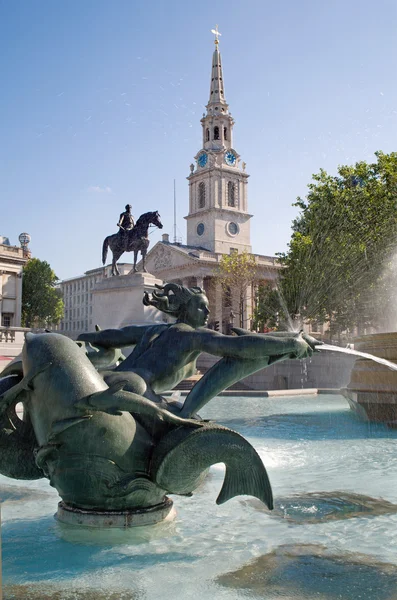 Лондон - фонтан на Трафальгарской площади — стоковое фото