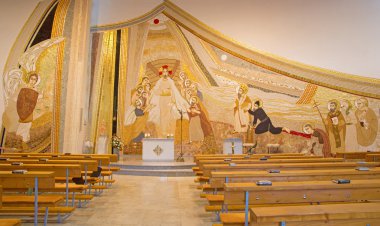 Bratislava, Slovakya - 1 Ekim 2014: Mozaik (150 m2) arasında Cizvit Marko Ivan Rupnik (2011 tarafından tasarlanmış Saint Sebastian Katedrali merkezinde Havariler dirilen İsa ile).
