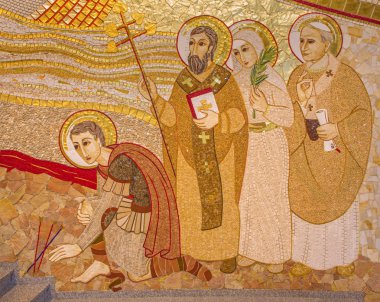 Bratislava, Slovakya - 1 Ekim 2014: Mozaik Cizvit Marko Ivan Rupnik (2011) tarafından Aziz Sebastian, Gorazd, Zdenka ve John Paul II ile tasarlanmış St. Sebastian katedral içinde ayrıntı.