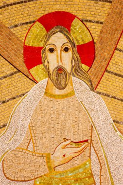 Bratislava, Slovakya - 1 Ekim 2014: Mozaik Cizvit Marko Ivan Rupnik (2011 tarafından tasarlanmış Saint Sebastian katedral içinde dirilen İsa'nın detay).