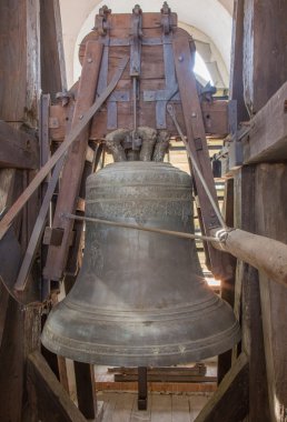 Bratislava, Slovakya - 11 Ekim 2014: Wederin bell Viyana'dan yıl 1670 çan Balthasar Herold kurucusu tarafından yapılan st. Martins Katedrali.