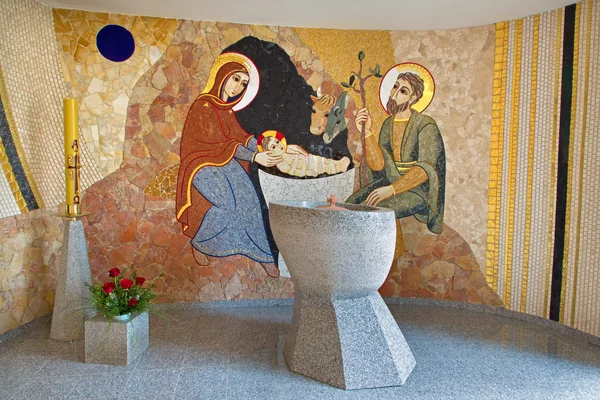 BRATISLAVA, ESLOVÁQUIA - OUTUBRO 1, 2014: O mosaico da Natividade no batistério da catedral de São Sebastião desenhado pelo jesuíta Marko Ivan Rupnik (2011 ). — Fotografia de Stock