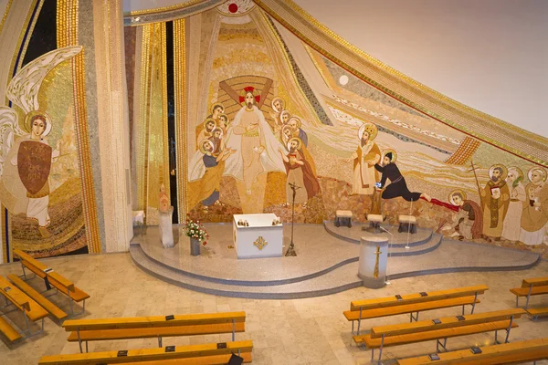 ब्रातिस्लावा, स्लोव्हाकिया ऑक्टोबर 1, 2014: येशूजीत मार्को इव्हान रुपनिक (2011) यांनी डिझाइन केलेल्या सेंट सेबास्टियन कॅथेड्रलमध्ये प्रेषितांमध्ये पुनरुत्थान झालेल्या ख्रिस्तासह मोशेक (150 मी 2) ). — स्टॉक फोटो, इमेज
