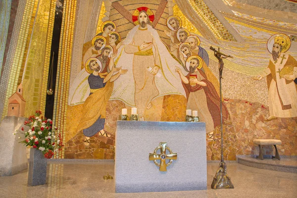 BRATISLAVA, ESLOVAQUIA - 1 DE OCTUBRE DE 2014: El mosaico con el Cristo resucitado entre los apóstoles en el centro de la catedral de San Sebastián diseñado por el jesuita Marko Ivan Rupnik (2011 ). —  Fotos de Stock