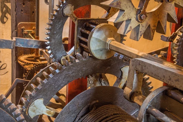 Bratislava - Le détail de l'horloge-travail de tour-horloge sur le Saint-Laurent — Photo