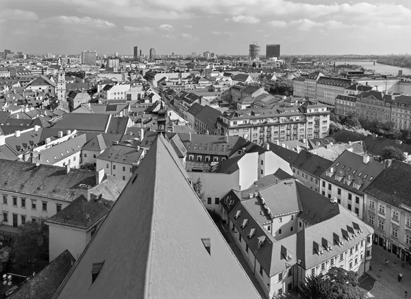 布拉索夫，斯洛伐克-2014 年 10 月 11 日: Outlook 窗体圣 Martins 大教堂到镇. — 图库照片