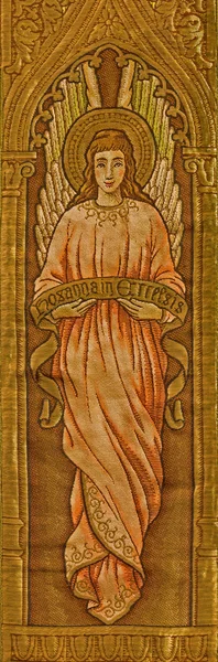 BRATISLAVA, ESLOVÁQUIA - OUTUBRO 11, 2014: O Needelwork de angtel com a vestimenta católica de 19. cent. em St. Martins catedral . — Fotografia de Stock