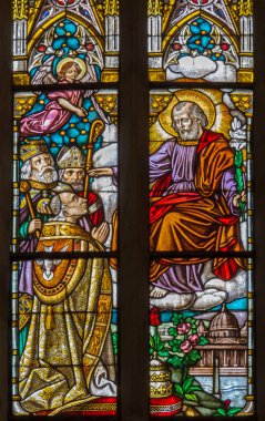 Trnava, Slovakya - 14 Ekim 2014: St Joseph ve pencere camı formunda 19 bishop. cent. Aziz Nikolaos Kilisesi.