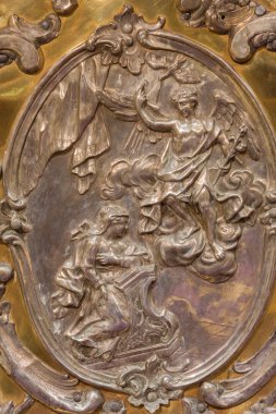 Trnava, Slovakya - 14 Ekim 2014: Metal kabartma duyuru A. Huetter (1739-1741) St. Nicholas Kilisesi tarafından tasarlanan Meryem Ana Şapel sunak üzerinde.