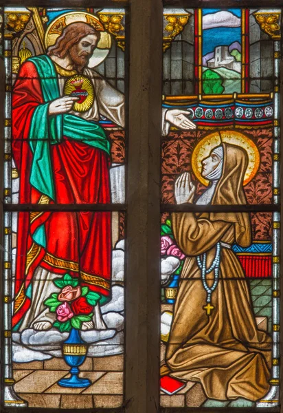 TRNAVA, ESLOVAQUIA - 14 DE OCTUBRE DE 2014: La Virgen María de Loures y San Bernadette Soubirous ventana en la iglesia de San Nicolás y capilla de la Virgen María . —  Fotos de Stock