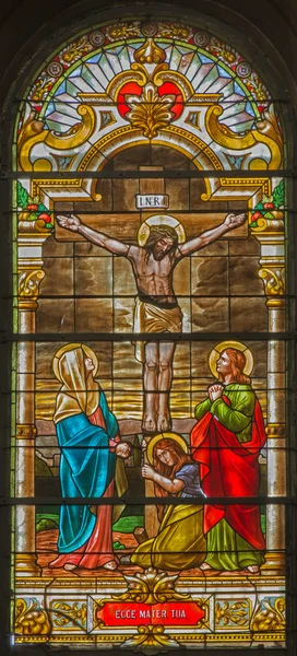 TRNAVA, ESLOVAQUIA - 14 DE OCTUBRE DE 2014: La crucifixión en el cristal barroco de la ventana en la iglesia de San Nicolás y capilla de la Virgen María . — Foto de Stock