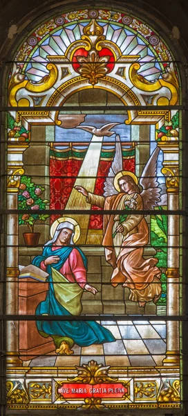 TRNAVA, ESLOVAQUIA - 14 DE OCTUBRE DE 2014: La anunciación en cristal barroco en la iglesia de San Nicolás y capilla de la Virgen María . —  Fotos de Stock