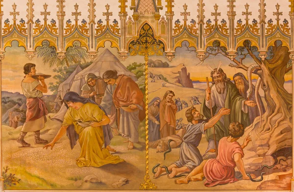 TRNAVA, SLOVACCHIA - 14 OTTOBRE 2014: L'affresco neogotico della scena come Israeliti al raduno della manna, e come Mosè fece un serpente di bronzo di Leopold Bruckner (1905 - 1906) nella chiesa di San Nicola . — Foto Stock