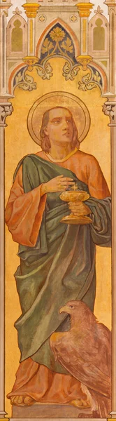 Trnava, Slowakije - 14 oktober 2014: De neo-gotische fresco van st. Johannes de evangelist door Leopold Bruckner (1905-1906) in Sint Nicolaas kerk. — Stockfoto
