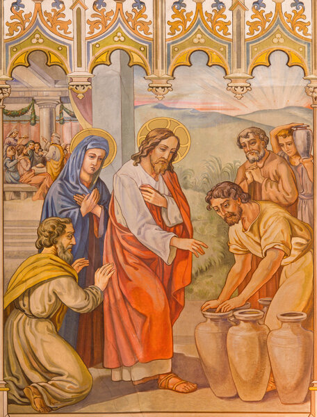 ТРНАВА, СЛОВАКИЯ - 14 ОКТЯБРЯ 2014: Неоготическая фреска со сценой Иисуса чудом в Кане Леопольда Брукнера (1905 - 1906) в церкви Святого Николая
.