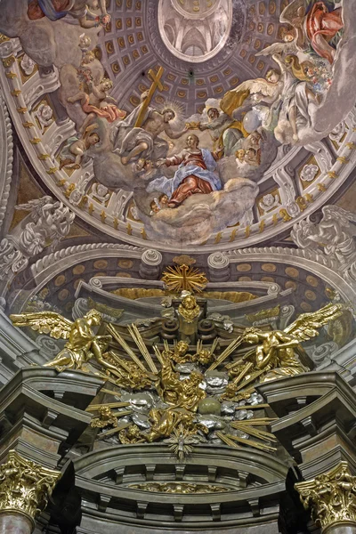 Trnava, Slowakije - 14 oktober 2014: Het fresco in koepel met de kroning van de Maagd Maria door A. Hess in St. Nicolaas kerk en barok altaar van de kapel van de Maagd Maria ontworpen door A. Huetter. — Stockfoto