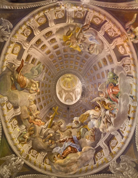 TRNAVA, SLOVACCHIA - 14 OTTOBRE 2014: L'affresco barocco in cupola con l'incoronazione della Vergine Maria di A. Hess come motivo centrale nella chiesa di San Nicola e nella cappella laterale della Vergine Maria . — Foto Stock