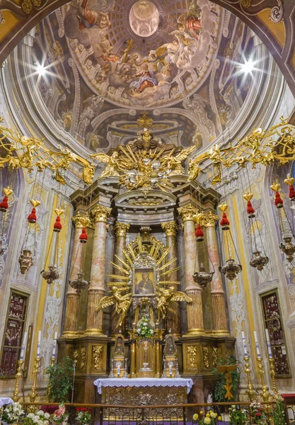 特纳瓦，斯洛伐克-2014 年 10 月 14 日: 在冲天炉与圣母加冕由 A.Hess 作为中央动机在圣尼古拉斯教堂和由 A.胡特设计的圣母玛利亚教堂壁画. — 图库照片