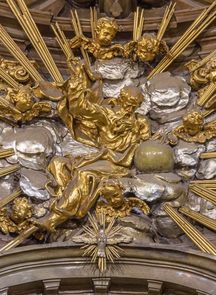 TRNAVA, ESLOVAQUIA - 14 DE OCTUBRE DE 2014: La escultura de Dios Padre desde el altar de la capilla de la Virgen María en la iglesia de San Nicolás diseñada por A. Huetter . —  Fotos de Stock