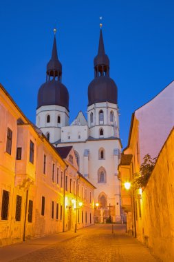 Trnava - alacakaranlıkta Gotik Aziz Nikolaos Kilisesi.