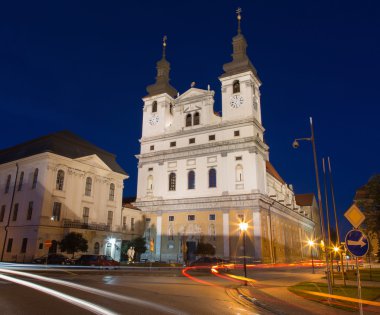 Trnava - Saint John Baptist Katedrali alacakaranlıkta.