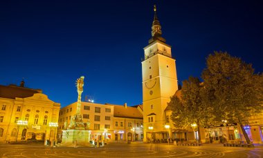 Trnava, Slovakya - 14 Ekim 2014: Main çan kulesi ve kutsal Trinity Barok sütun ile kare.