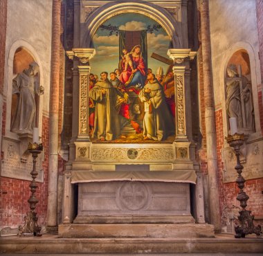 Venice, İtalya - 12 Mart 2014: madonna ile ilk Fransiskenler şehit bernardino licinio (1489-1549) içinde kilise basilica di santa maria gloriosa dei frari - Capella dei santi francescani tarafından.