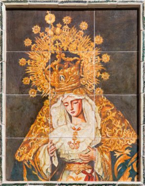Sevilla, İspanya - 27 Ekim 2014: Seramik döşeli sanatçı Enrique Orce Marmol Iglesia San Roque Kilisesi tarafından çapraz ile Madonna (Lady of Sorrow) ağladım.