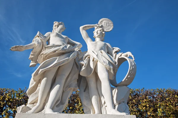 Vídeň - socha v zahradě paláce Belvedere s výjevem z mytologie. — Stock fotografie